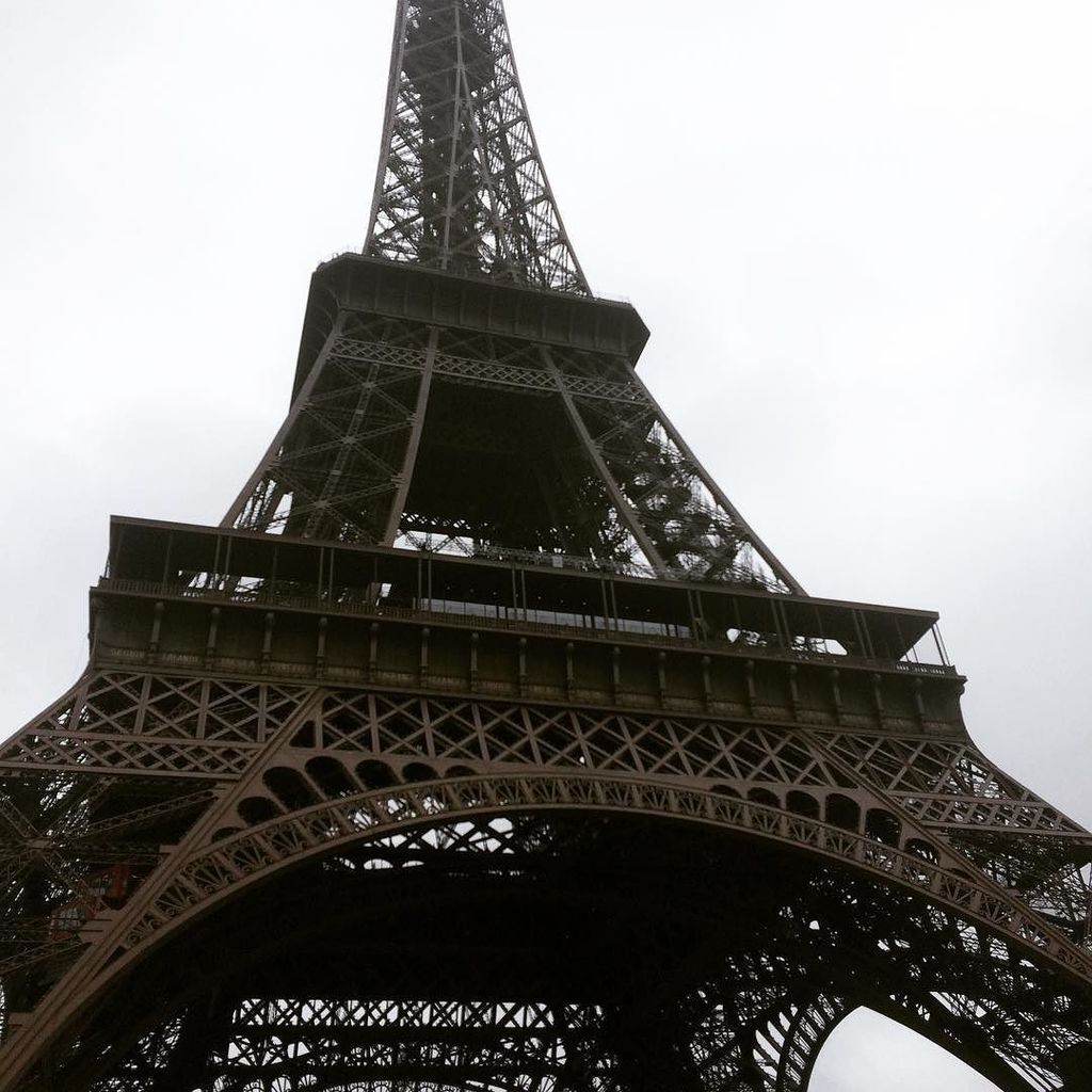 There's something about a rainy day in Paris... by em.atch ift.tt/1sKEZMi