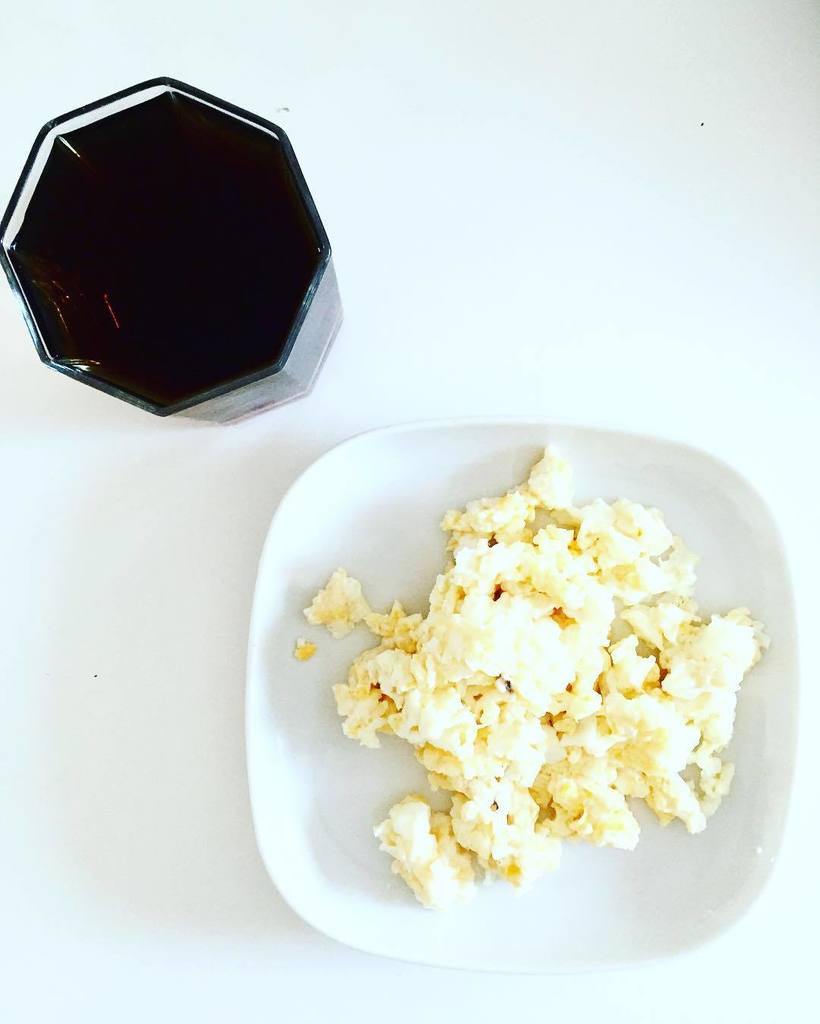 @ eatshealthygreen:Bom dia! ☀️ Ovos mexidos e chá preto 🐣 Good morning! Scrambled eggs and black tea. #imbra