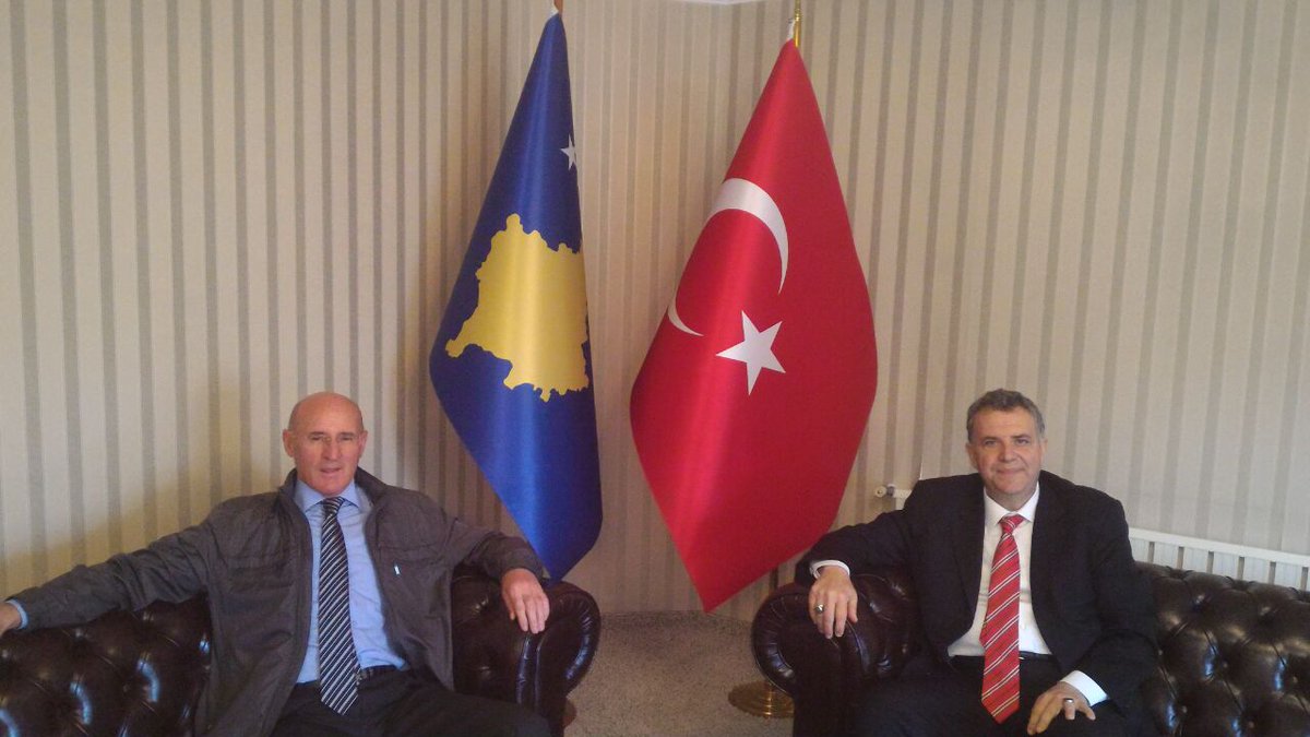 Kosova AnayasaMahkeme uyesi Altay Suroy kongremize katildi.Simdi Ankara da Kosova Buyukelcimizi ziyaretteyiz