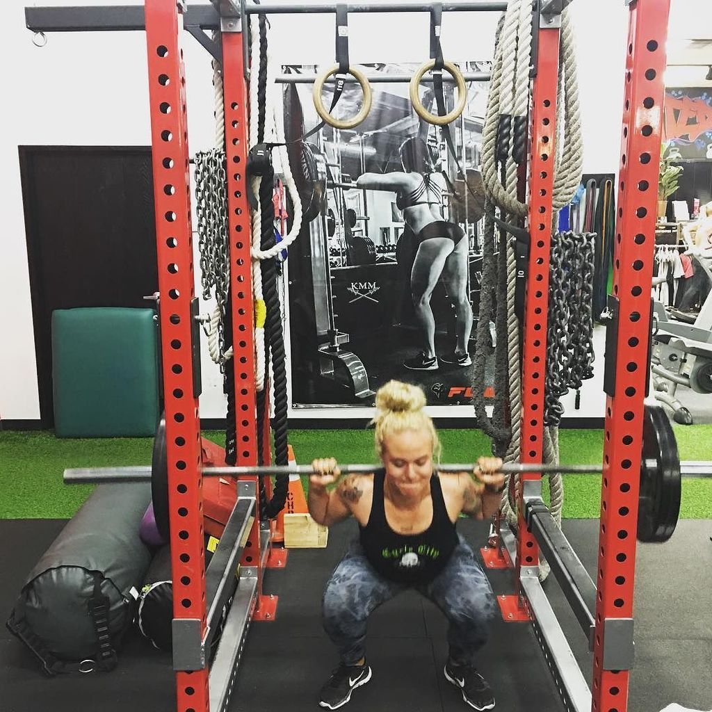 trying to get the perfect insta pic 👸🏼#squatlife #strongnotskinny #flexfitnessoc #ocfitness #orangecounty #liftlike…