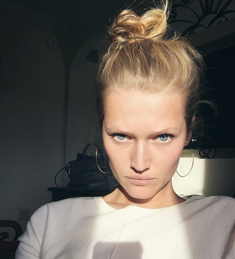 MODELSTAGRAM's tweet photo. #Toni Garrn# @tonigarrn:At times I realllly love airports 😈 #GoooodMoooornin https://t.co/S7Ybjs9cJv