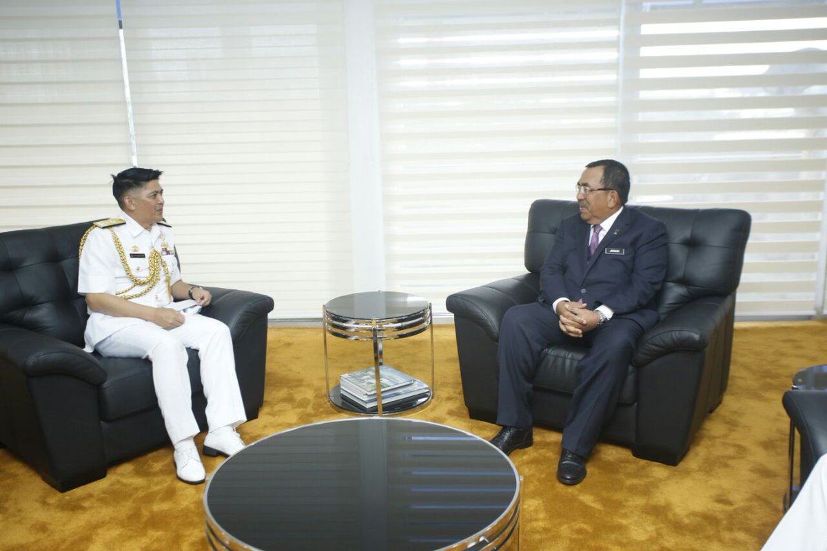 tldm_rasmi's tweet photo. Pertemuan Pemerintah #TLDB ke atas YB DS @mjoharibaharum, Panglima Angkatan Tentera & DS @mykamarul @1MinDef https://t.co/I3IKtdKd7I