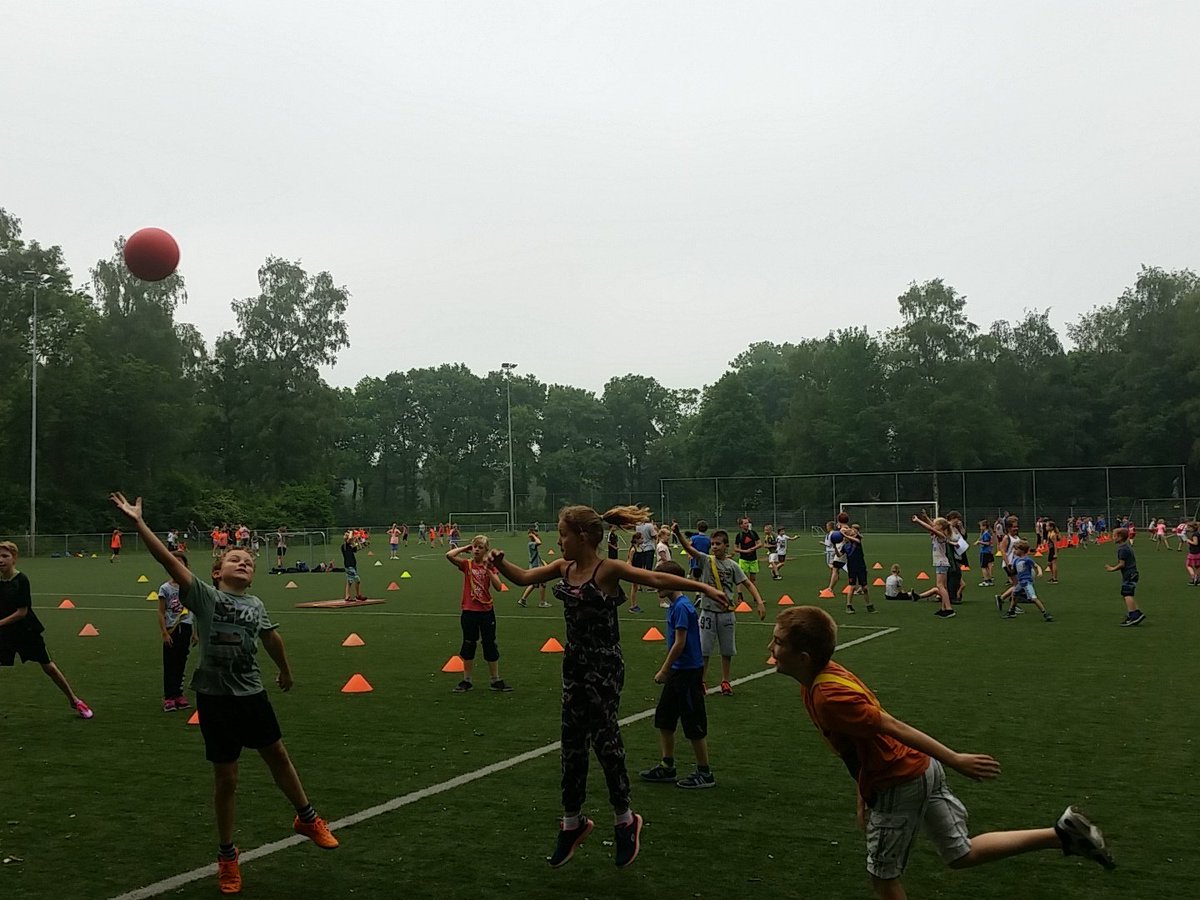 RobvanEgmond's tweet photo. Super leuke sportdag weer in Heino! De kids uit groep 5 t/m 8 hebben weer een topdag!!! @ActiefSalland https://t.co/gUrW7tNczr