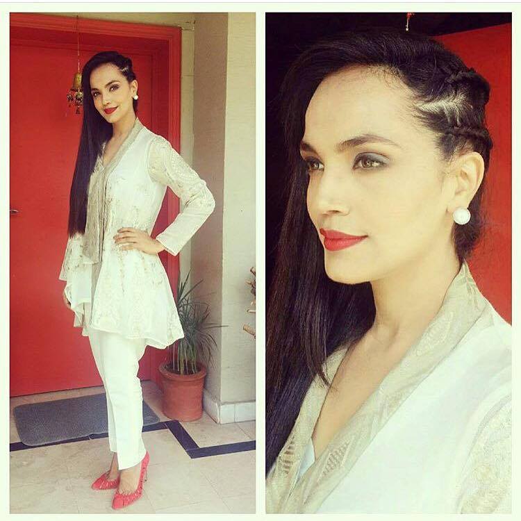 StyleCatchup's tweet photo. Amina Sheikh wears @nidaazweratelier. Perfect dress, perfect #hairstyle. 
#lollywood #designer #white #ootd  #drama https://t.co/rfdlxIY1IK