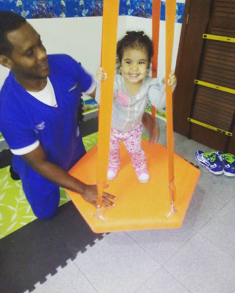 val_Dom74's tweet photo. Nuestra conchentida Me.  Constanza haciendo su #terapia en @therapybodyca en su espacio #therapykids https://t.co/qF33UH210e