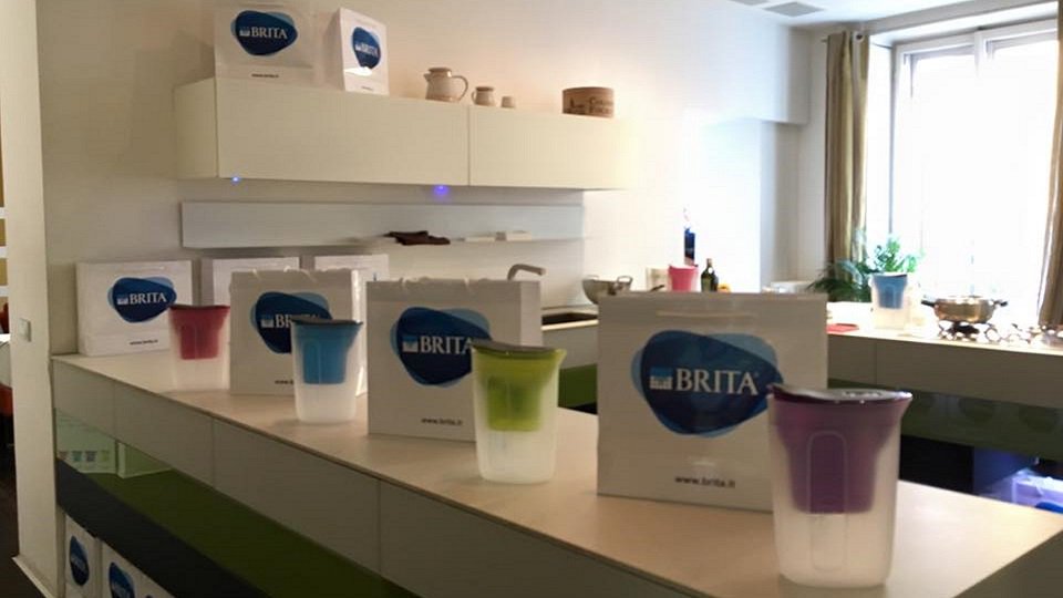 BarabinoIT's tweet photo. Dal "gioco della caraffa" al make up anni '90 #BRITAFun: un’acqua a colori per i Millennials https://t.co/u2Q6MfE6RO https://t.co/qe8mdLXOyY