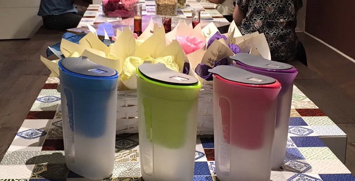 BarabinoIT's tweet photo. Dal "gioco della caraffa" al make up anni '90 #BRITAFun: un’acqua a colori per i Millennials https://t.co/u2Q6MfE6RO https://t.co/qe8mdLXOyY