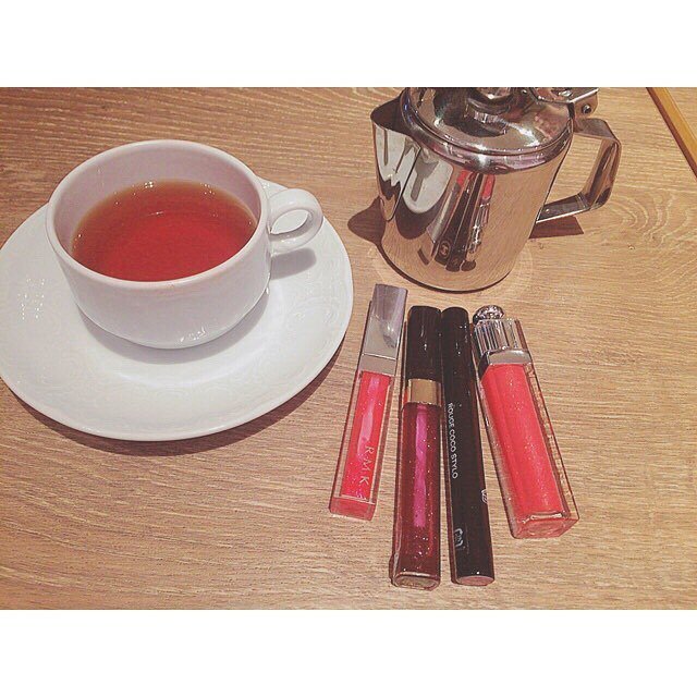 instagram7109's tweet photo. ��政絢: ６月ね。時間経つのが早い。
私の鞄の中のlip💄たち
持ちすぎ言われる。
だって好きなんだもん。
#CHANEL#Dior#RMK#リップマニア#赤が好き https://t.co/dy4Qs2QJru https://t.co/kJSuwWdpZr