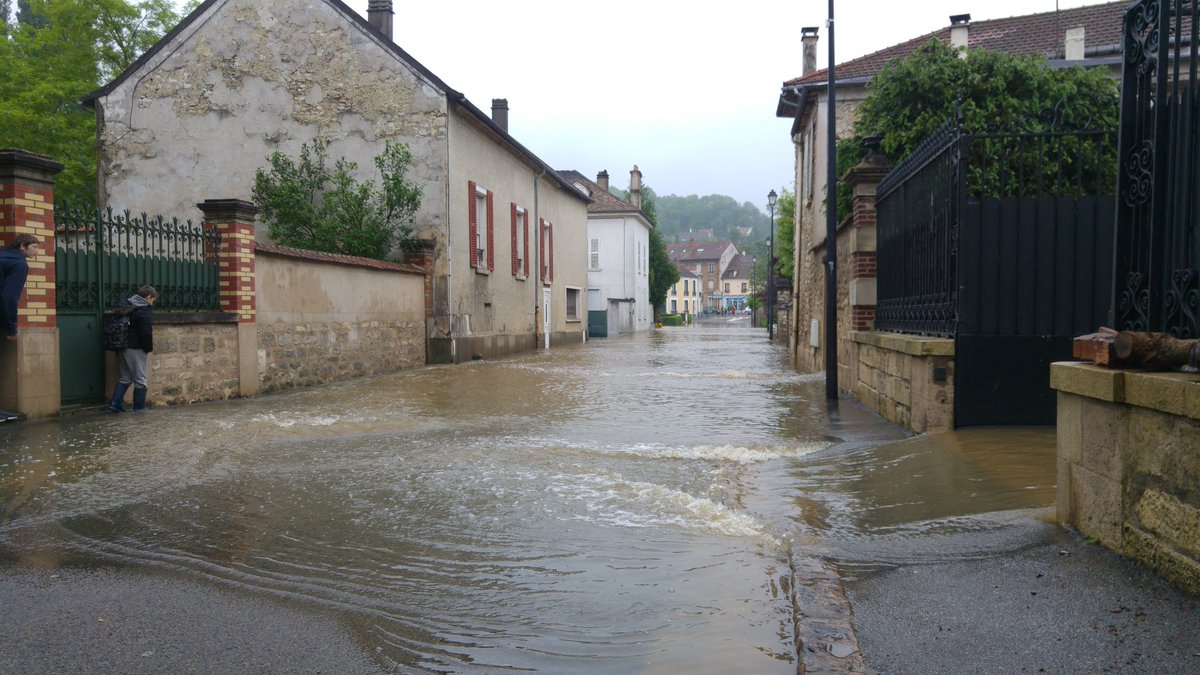 SamuelCollin2's tweet photo. #intemperies78  #crue  #mauldre nombreuses évacuations en cours  #maule  @MYTF1News  @LCI https://t.co/oyI51ctddN