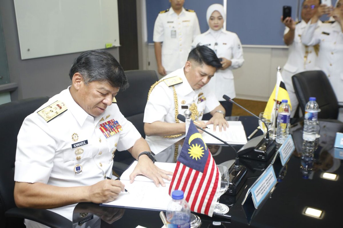 tldm_rasmi's tweet photo. Majlis Menandatangani Term of Reference #TOR; Naval Working Group #TLDM & #TLDB #NWG #DiplomasiPertahanan @1MinDef https://t.co/c1QUqKbDTm
