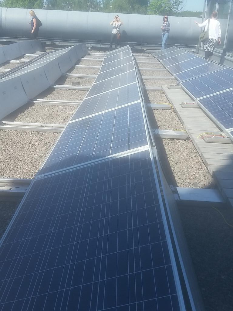 librarymade's tweet photo. (15%) Solar powered info centre! @HULib #viiki #isewlib https://t.co/3SsMH0SWKM