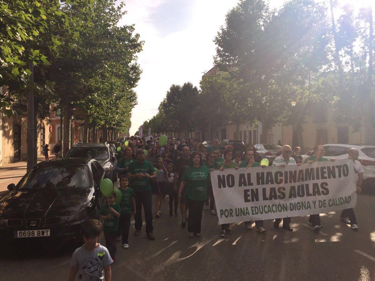 JaleoAndalucia's tweet photo. El pasado lunes acompañamos a madres, padres, profesorado y AELC en La Carolina contra el hacinamiento en las aulas https://t.co/iAw8B8WSex