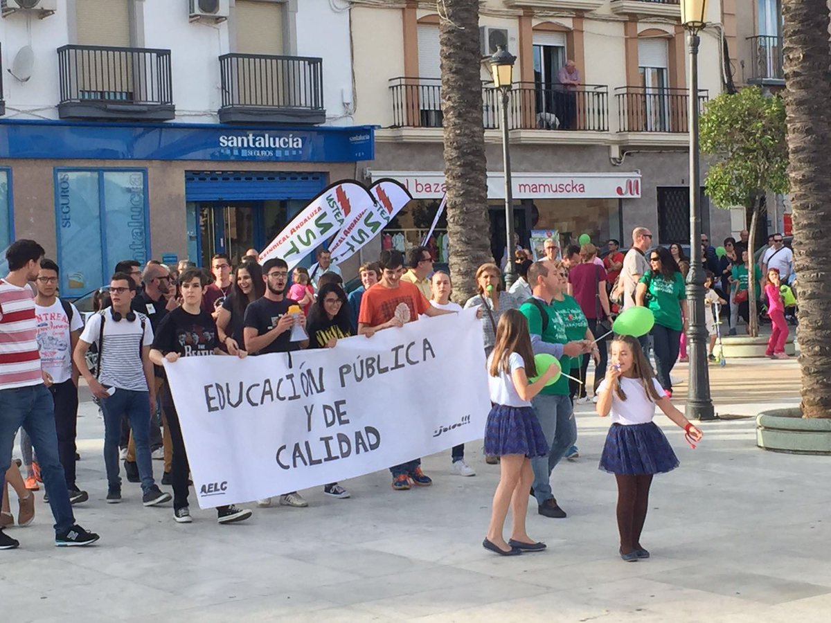 JaleoAndalucia's tweet photo. El pasado lunes acompañamos a madres, padres, profesorado y AELC en La Carolina contra el hacinamiento en las aulas https://t.co/iAw8B8WSex