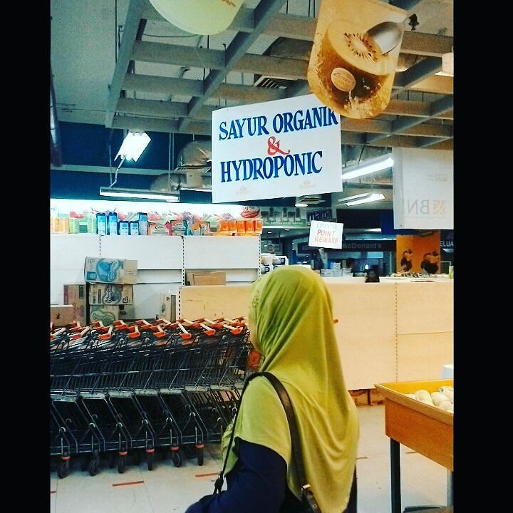 With my mom berburu sayur dan buah2an lg.....
Nomonomnom 😘😊
#organic#organicfruitsandveggies#organicfruit#organicve…