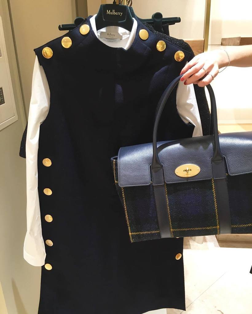 kstar_liptool's tweet photo. #얼루어가간다 #멀버리 @mulberryengland 는 발빠르게 가을/겨울 프레젠테이션을 열었어요. 올가을에는 골드 스터드 장식의 드레스에 체크패턴의 #베이스워… https://t.co/ZyRIyp37pV https://t.co/Mqu8lLBUUM
