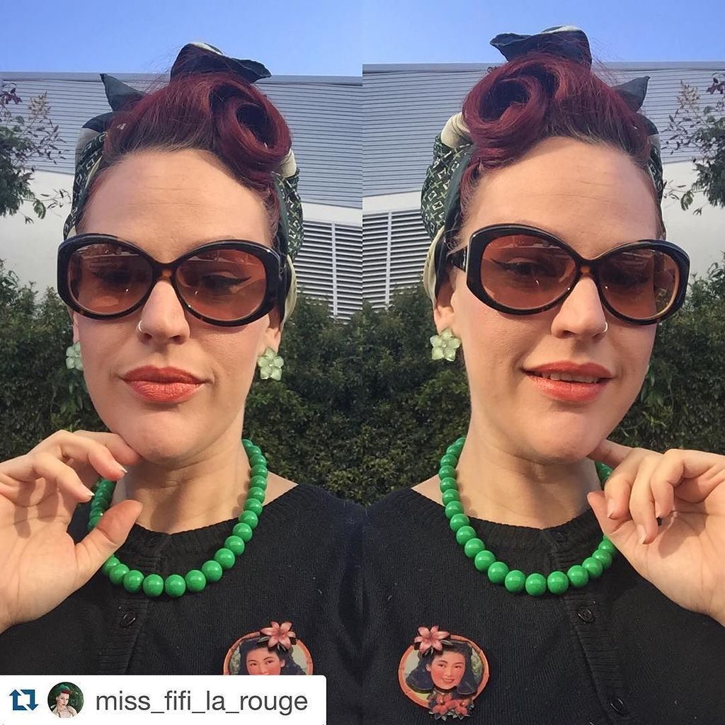 ift.tt/1TzXkn3 @miss_fifi_la_rouge looks wonderful with her Oleander Bloom brooch. Beautiful pops of gree…