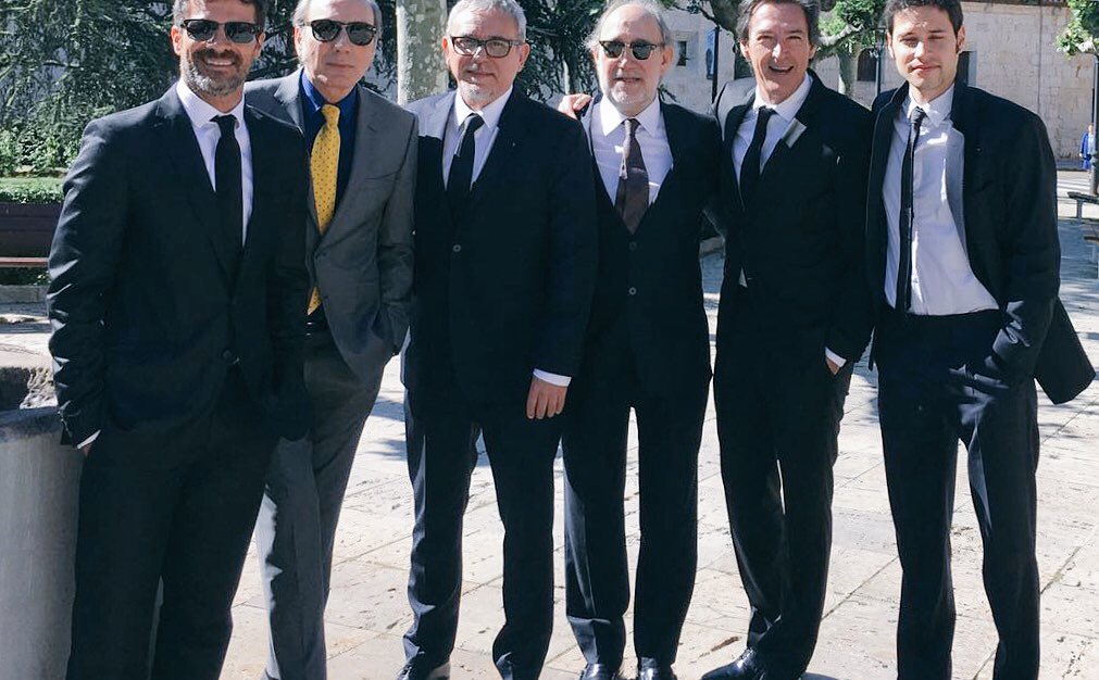 lauraolaizola's tweet photo. Todos guapísimos y preparados en Palencia para recibir el Premio Nacional de Cultura a la serie 'Isabel' 👑 https://t.co/ujUpbN1YTo