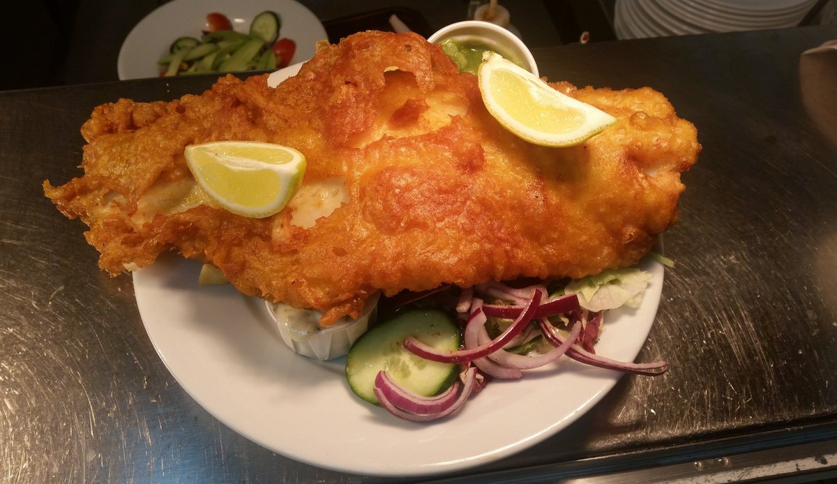 boyonanas's tweet photo. Beer battered cod. Bigger then the actual plate #fishandchips #ales #beer https://t.co/hCCQs54rxc