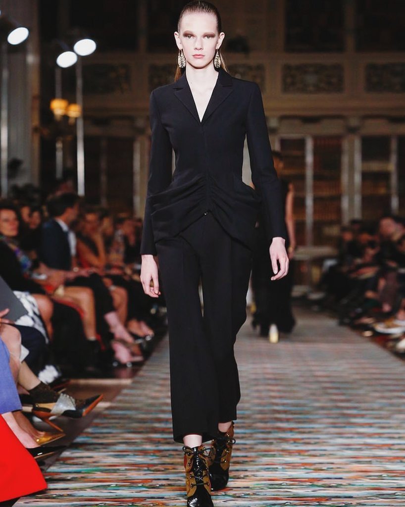 MODELSTAGRAM's tweet photo. #IMGmodels# @imgmodels : Femme fatale 💥 @evavarlamova walking for the #diorcruise2017 show in the UK yesterday 🇬🇧 @… https://t.co/Q6enHlkVpx