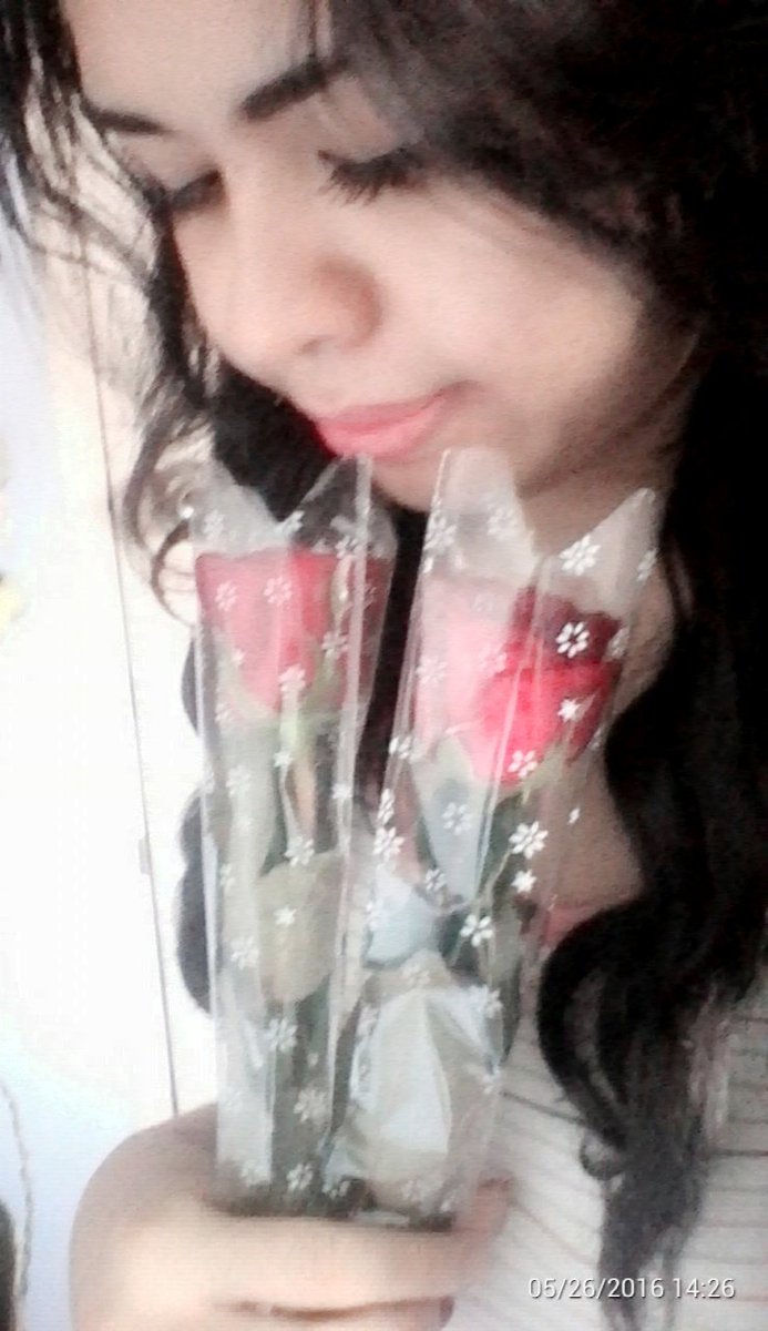 BabyAngelFallen's tweet photo. Before he went to travel, he surprised me with flowers.😍💐 #sweetbf #flowers #redroses #May26 https://t.co/gbGzHpat6Y