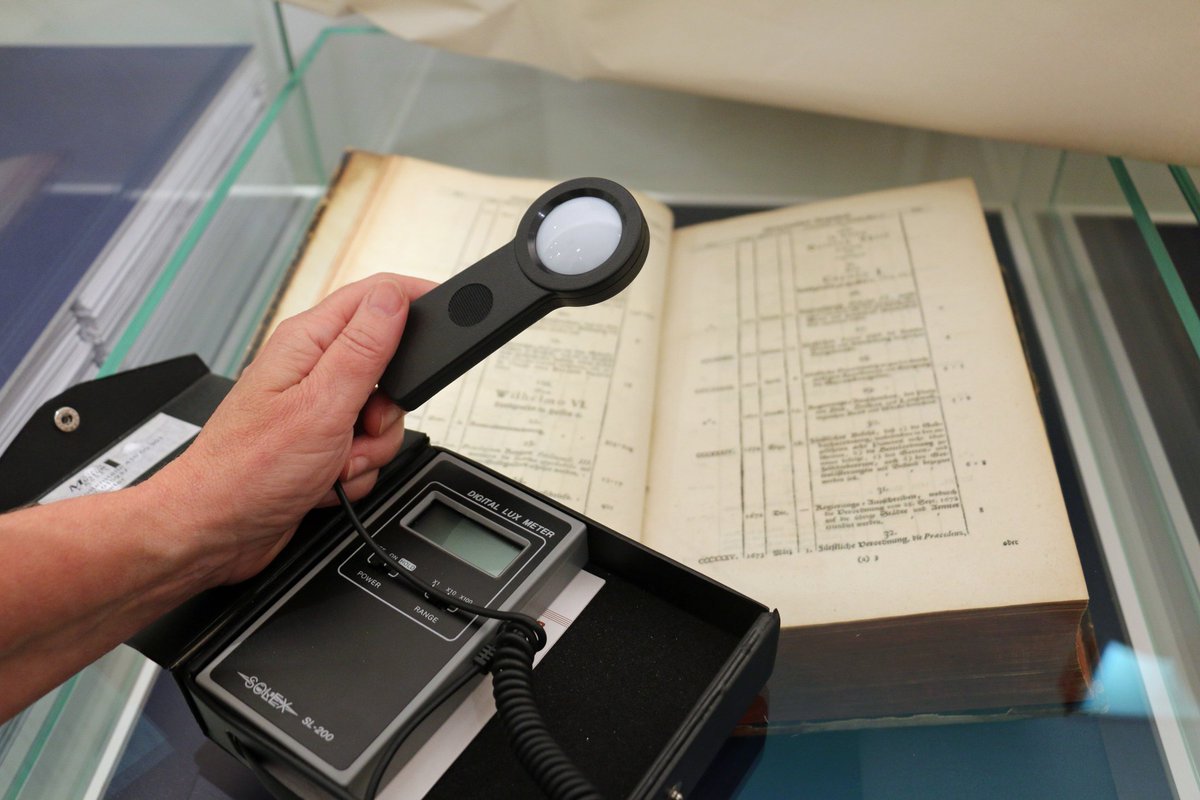 Ein Luxmeter hilft, alles im richtigen licht erscheinen zu lassen. #Stadtmuseum #Kassel (mic) https://t.co/Tm5oGBRUOm