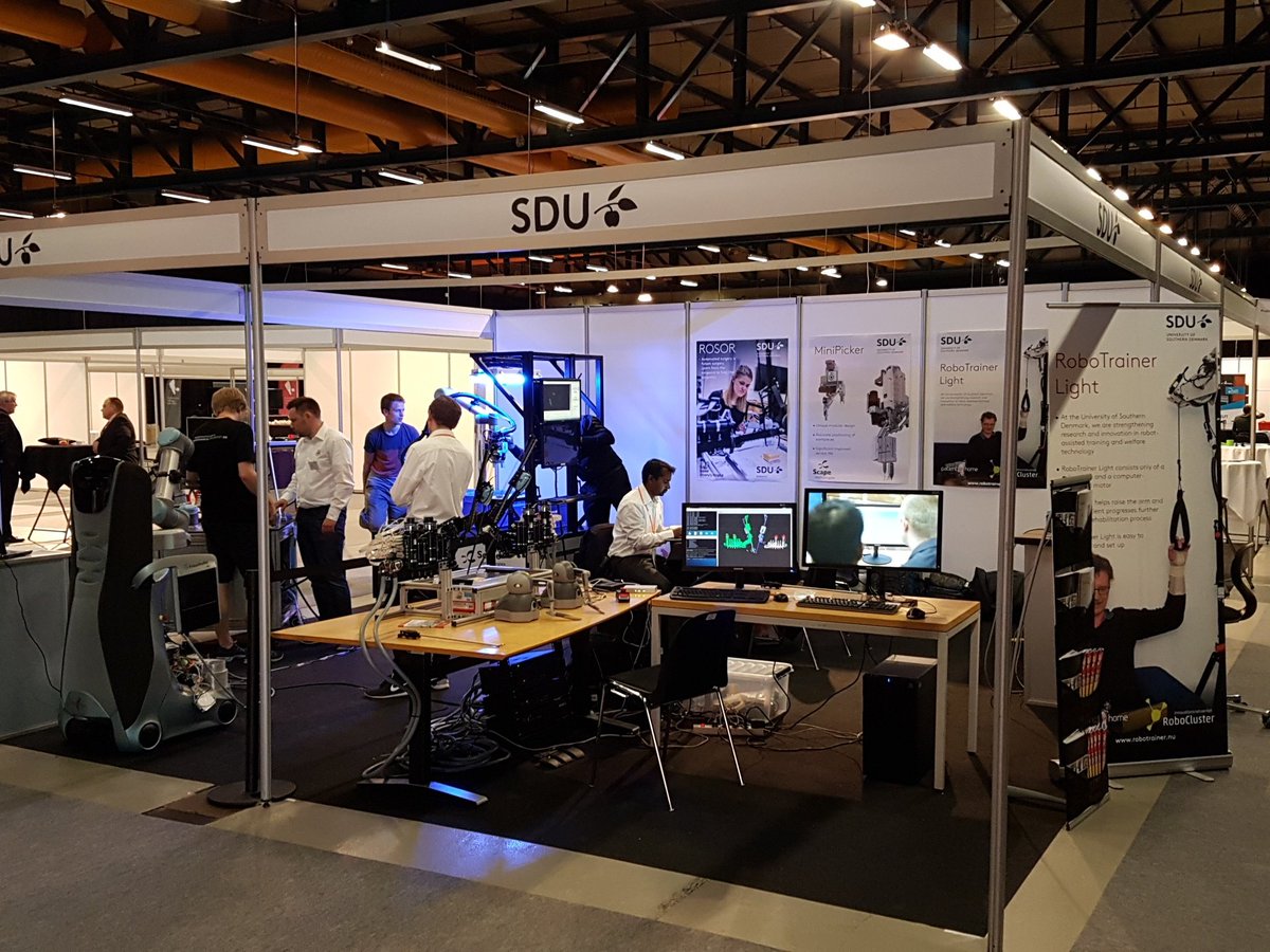 hallenborgSDU's tweet photo. #maerskSDU på plads med en tætpakket stand af robotaktiviteter på @RoboBusiness_EU https://t.co/cBAfmLCtMf