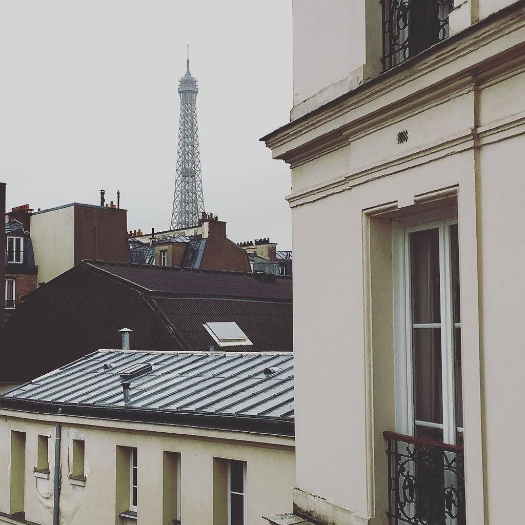 Eiffel_Latour's tweet photo. #flatwithview un #Paris #toureiffel by airseb https://t.co/C1mDOFf77W
