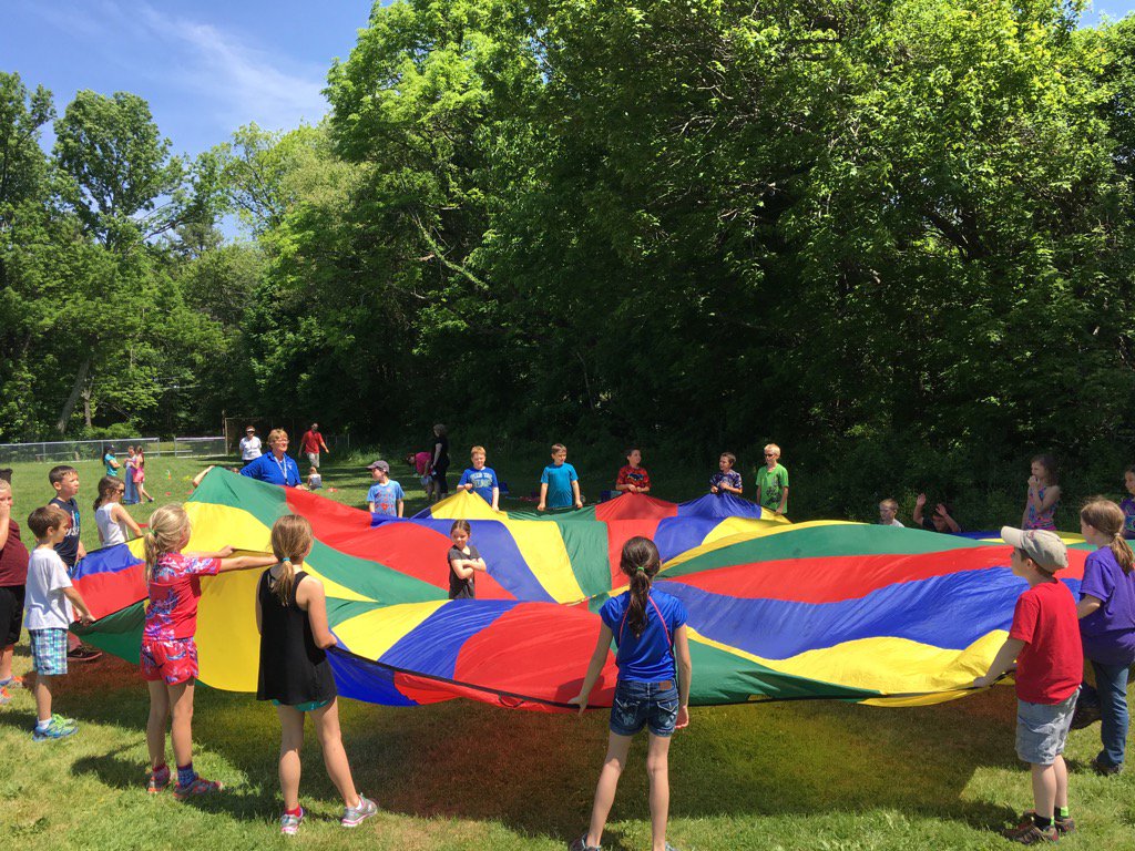 @MsScozzafava <a href="/CherylMartinell/">Cheryl Martinelli</a> <a href="/GoshenCenterSch/">GoshenCenterSchool</a> Parachute fun! #awesomefieldday