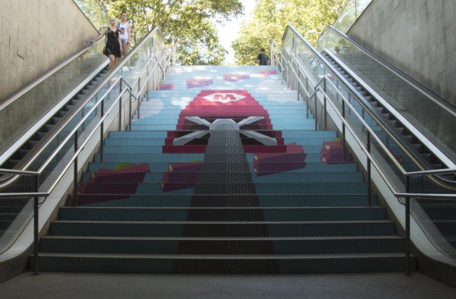 SmartViolets_es's tweet photo. #Diseño en el metro de #Barcelona, a partir de este viernes con la exposición Swab Stairs. Obra de J.Farreras. #arte https://t.co/vkzMDhu2qC