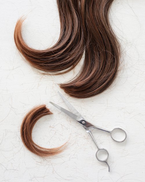 Allure_magazine's tweet photo. Why you should never copy those viral Instagram videos and cut your own hair: https://t.co/3qsGFbKYYC https://t.co/XLyQmjE7AT