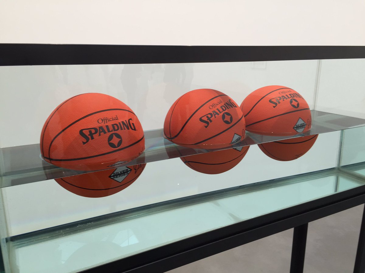 BearCreativeUK's tweet photo. #DWYWD Jeff Koons exhibition at @NPSGallery https://t.co/8HJS47F8Jr