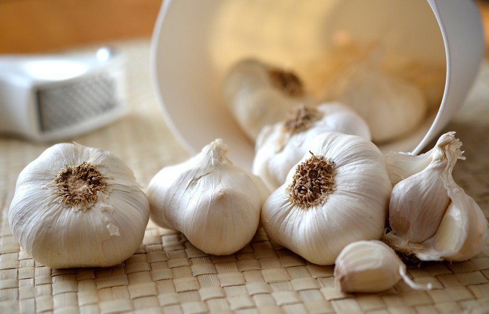 sharehealthco's tweet photo. Garlic is often called "nature's antibiotic," and is one of the best natural defenses against viral infections. https://t.co/sgxuZcV14q