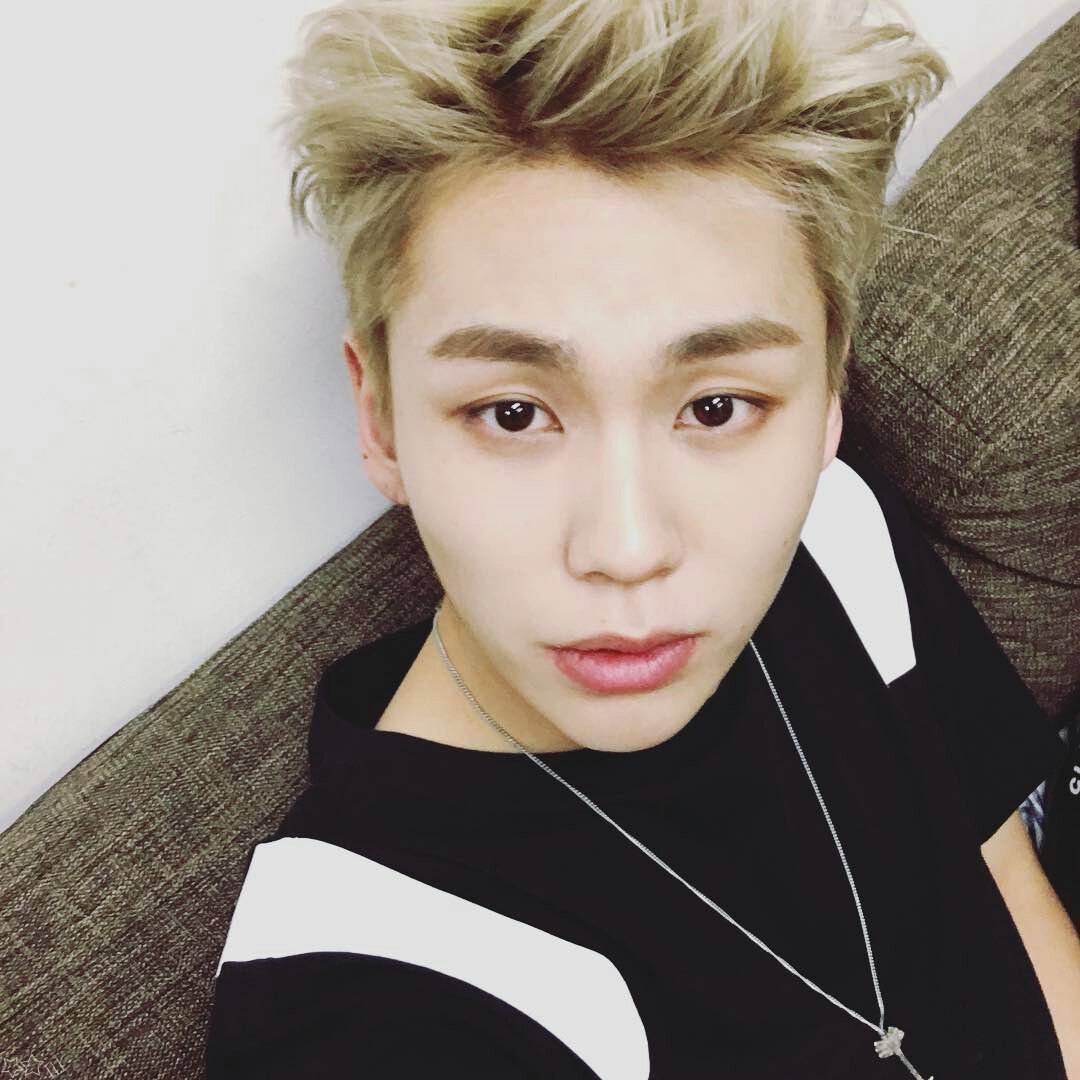 Fuck_Yellow's tweet photo. 일훈오빠 인스타 보정
티비제이 촬영장에서😘 #tbj #옷 #이쁘다 #일상 #감성 #힐링 #맞팔 #소통 #해시태그 #이렇게 #다는거 #맞나요
(원본/보정)
#마자용 https://t.co/WEgbUmV5bM