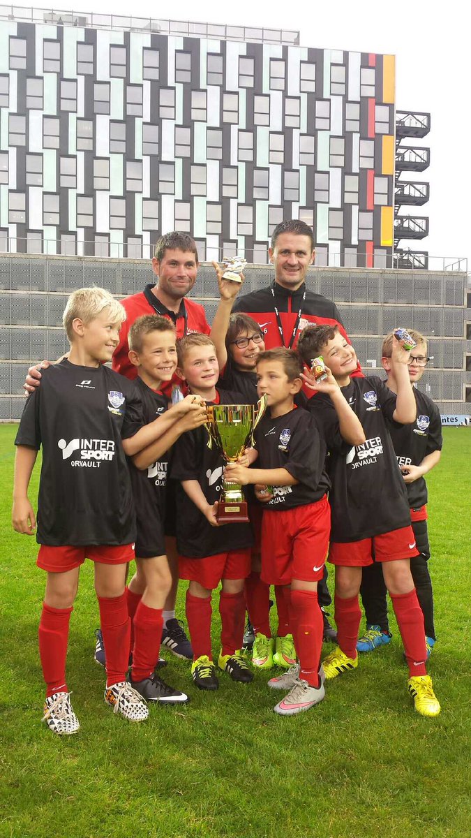 VLFofficiel's tweet photo. [#U9] Grand bravo à la #TeamVLF, 3ème de la #NaonedCup après avoir sorti Nantes, Caen et l'OM !
🔴⚪️⚽️🏆 https://t.co/BWaLgFAw6G