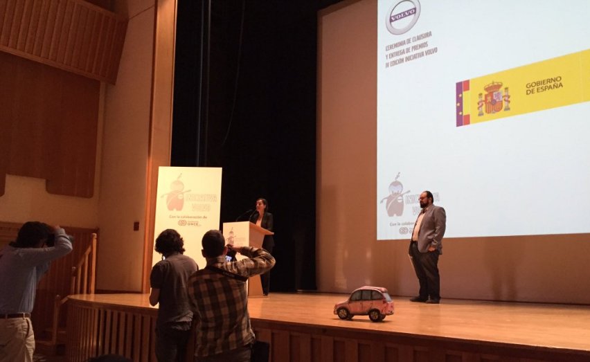 DGTes's tweet photo. #DirectoraDGT en entrega premios escolares @volvocar_es al mejor proyecto de #SeguridadVial para automóviles https://t.co/vyahxLuc6h