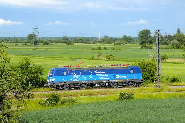 SiemensCzech's tweet photo. First of 5 #Vectrons for #CDCargo approved for operation today. @SiemensMobility https://t.co/VyNbARxZ47 https://t.co/ZmDMKmHoXs