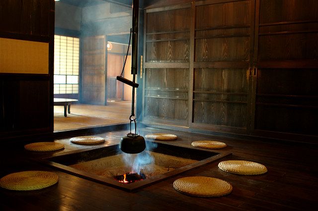 遠野物語を紐解く 丸い炭取 佐々木氏の曾祖母が亡くなり 納棺を済ませて祖母と母が火の番をした 真夜中に人の気配がして ふと見ると亡くなった曾祖母がいた 彼女が囲炉裏の脇を通る時に丸い 炭取が回ったが 他の親族は狂女以外は姿を見ることができ