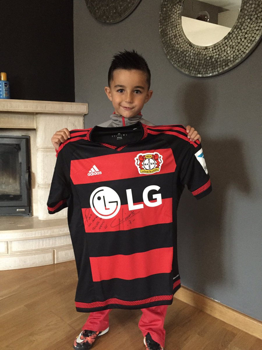 barral23's tweet image. Gracias amigo por el gran detalle de las camisetas, Oliver está muy contento!! 👏⚽️  @CH14_