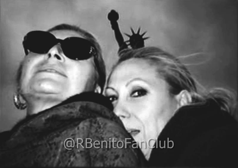 RBenitoFanClub's tweet photo. Preciosa fotografía de @RBenitoOficial y @RocioJuradoFans de espaldas a la estatua de la libertad de NY #RocíoJurado https://t.co/neoBOlBnnq