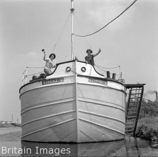 BritainImages's tweet photo. Britain's first floating youth hostel The Sabrina, on the canal at #Selby, #NorthYorkshire https://t.co/FM6qULPyej https://t.co/ir8BnJGukh