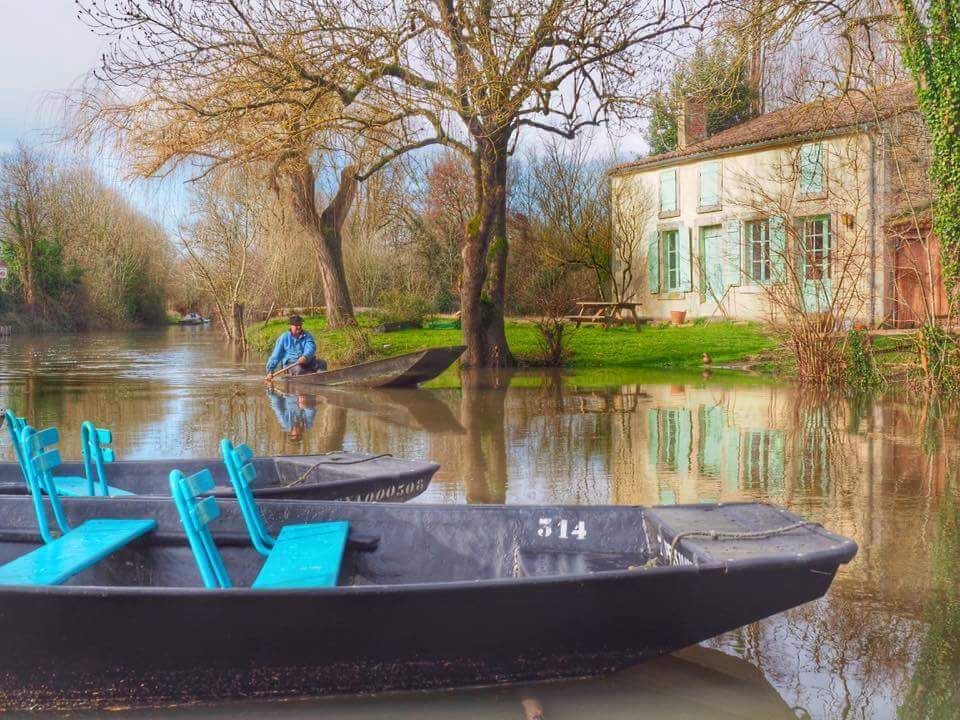 "Arçais au coeur du #maraispoitevin, il fait bon y vivre " Geneviève et Elian goo.gl/SzxM01
Photo C. Bois