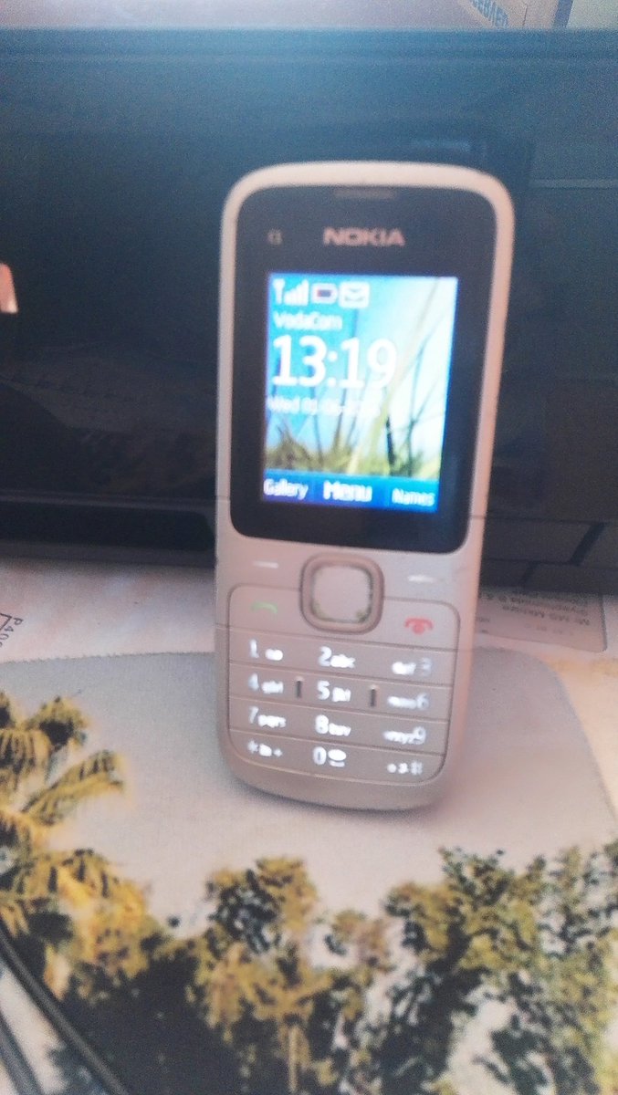 ZaShandu_M's tweet photo. @TRACEmobileSA @Alwande_Mkz #Upgradeafriend he often complains about the screen and other apps he doesn't have. https://t.co/4J15KFKE6P