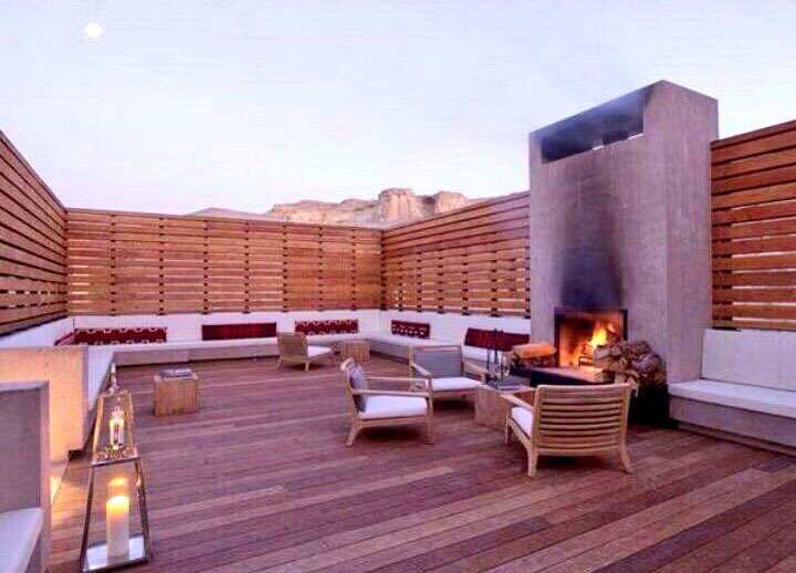 صور مختلفة لبعض الاسر اللي استغلت مساحة سطح المنزل