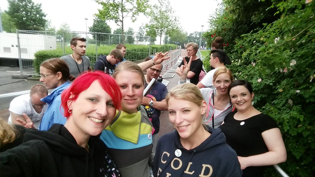 DontEverLetGo_O's tweet photo. @coldplay we are waiting 4 u πππ #ColdplayGelsenkirchen #Fos1 rechts & links ππ. Give us a shout β€ https://t.co/nPF7EK97Ec