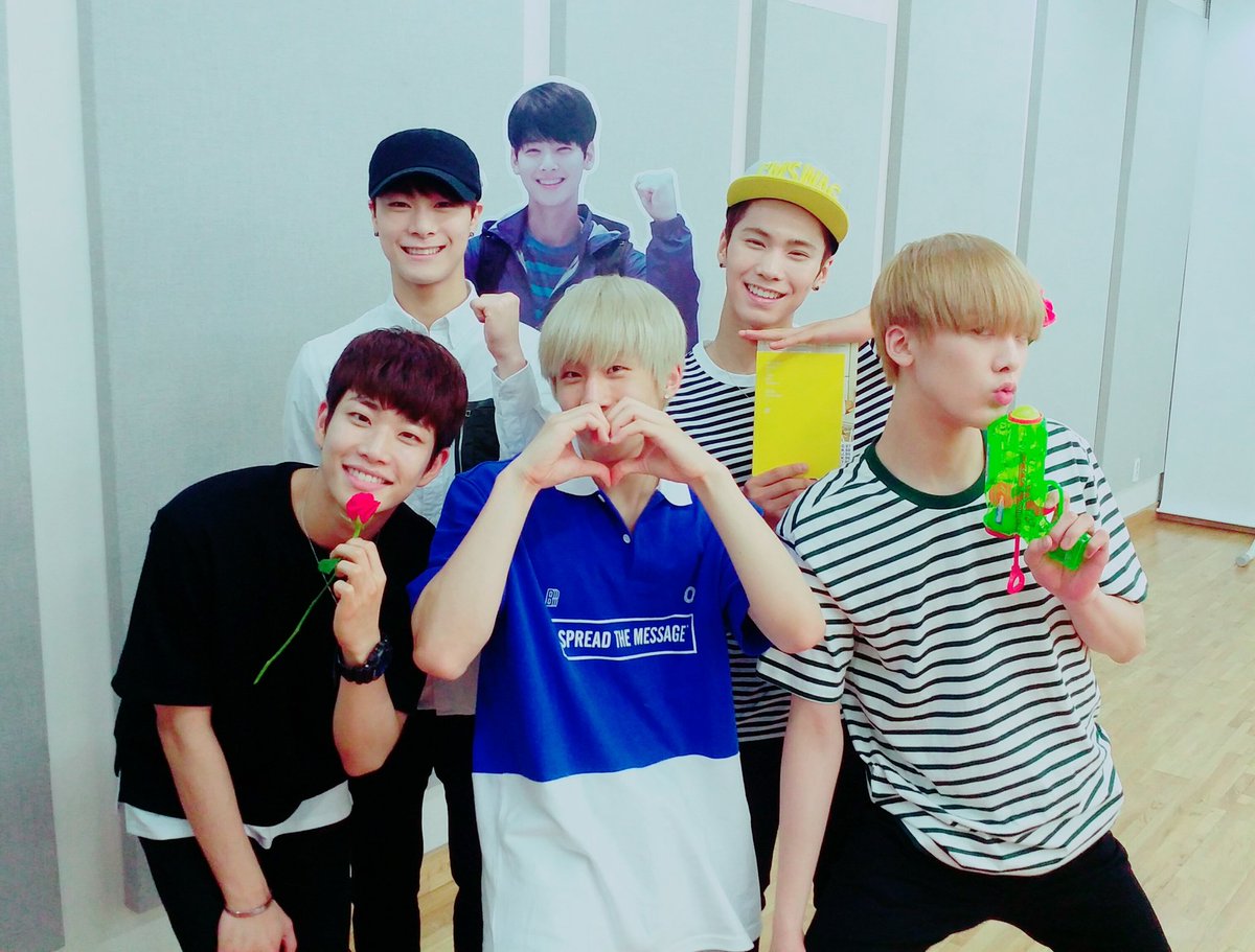 우리 잠시후 V 생방송에서 만나지요~~ 보고싶지요~~~~롸잇나우!!! #ASTRO100days #AROHA