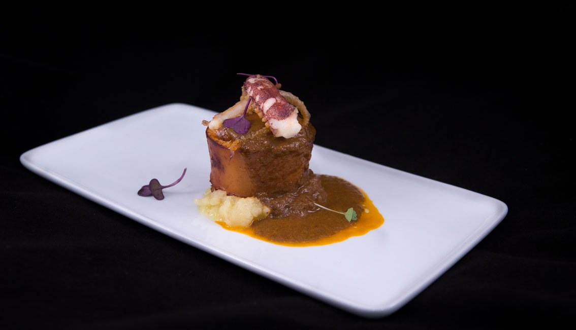 veloute_es's tweet photo. #FueraDeCarta de #SaborVelouté --> Cilindro de calamar relleno de frutos del mar con puré de patatas a la trufa https://t.co/SwTdLd2pWl