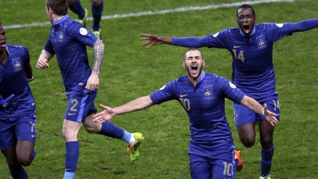 lifsababy's tweet photo. Ne regardez pas Benzema, regardez le nez de Matuidi qui gâche la photo. 
Incroyable quantité de khnouna https://t.co/G2aaUKnd3E