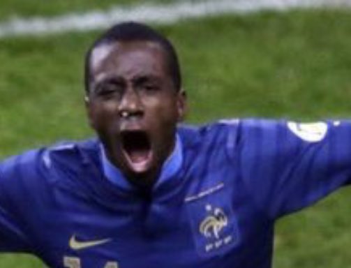 lifsababy's tweet photo. Ne regardez pas Benzema, regardez le nez de Matuidi qui gâche la photo. 
Incroyable quantité de khnouna https://t.co/G2aaUKnd3E