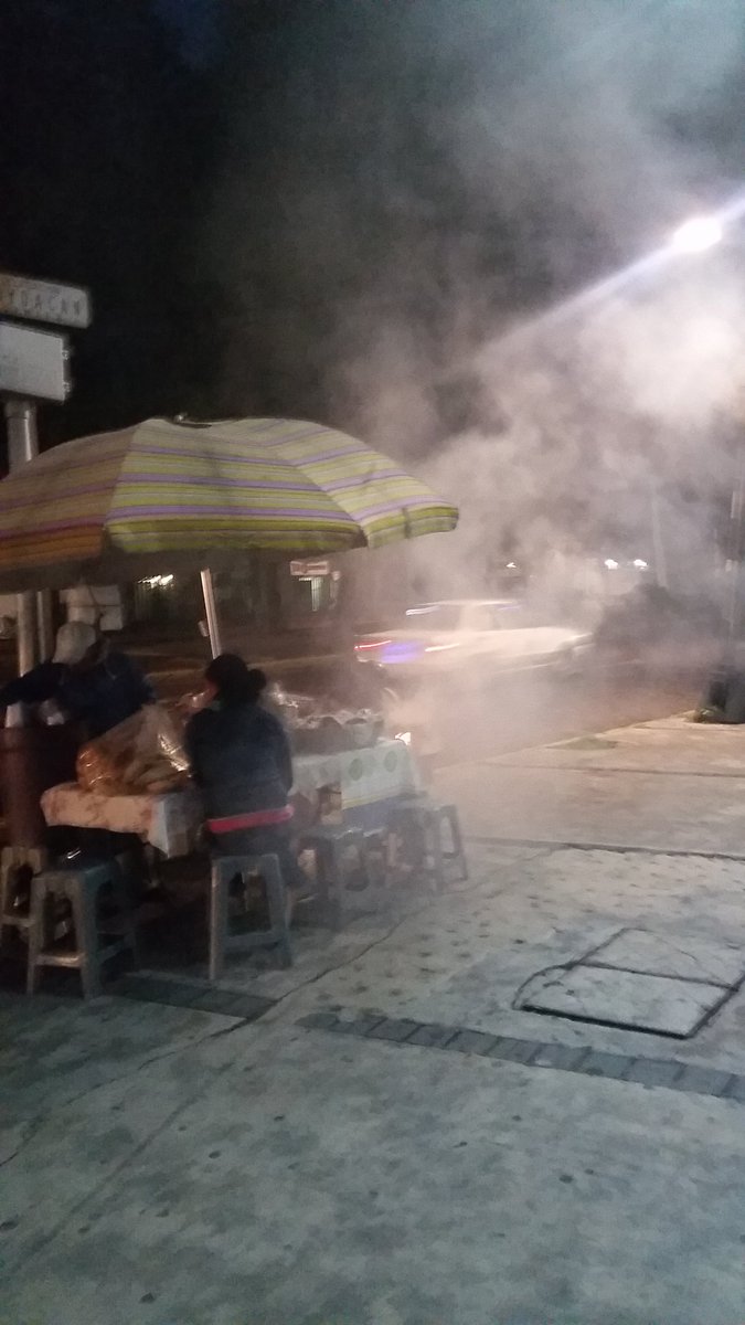 RaffMan1's tweet photo. @CarlosLoret # fuera chimeneas el puesto de tamales tambien contaminan, pero las tortas de tamal quien las perdona! https://t.co/IXu6ifZWbH