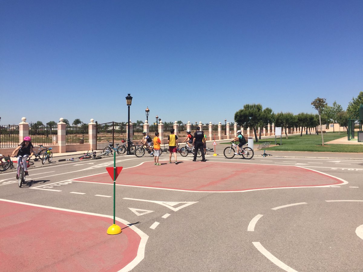 <a href="/PL_Rafelbunyol/">P.L Rafelbunyol</a>      Impartint classes practiques d'Educació Vial en el parc de la Senyera.